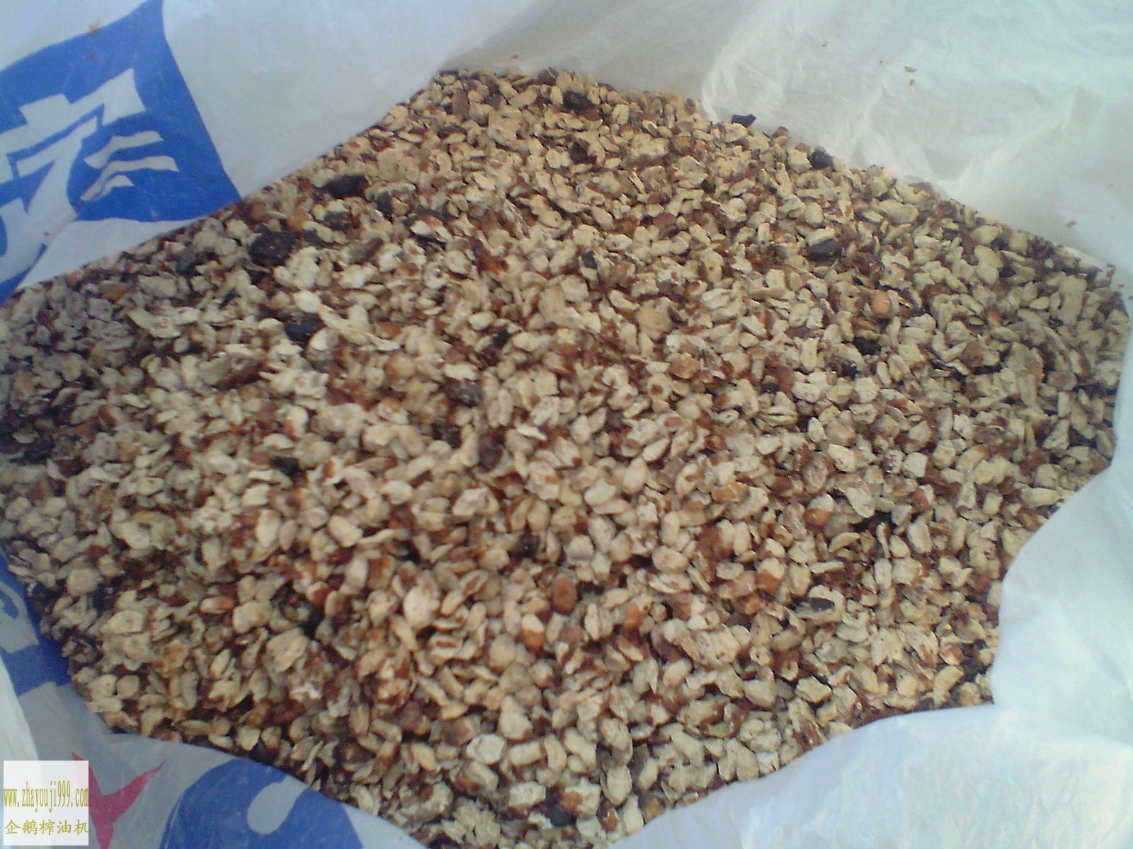 液壓榨油機(jī)壓榨過(guò)后的松籽餅粕