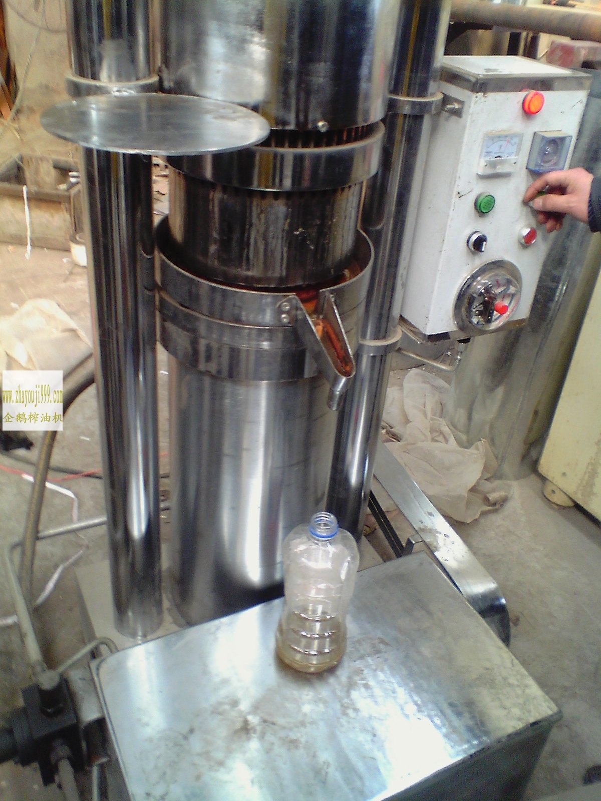 液壓榨油機(jī)壓榨現(xiàn)場(chǎng)示意圖