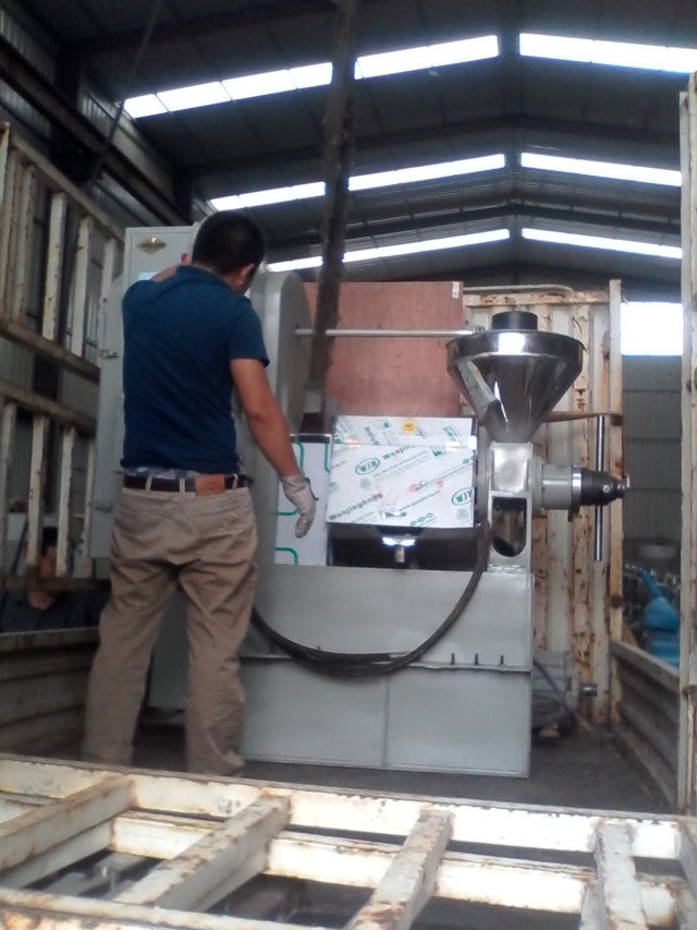 江蘇鹽城菜籽榨油機裝車現(xiàn)場