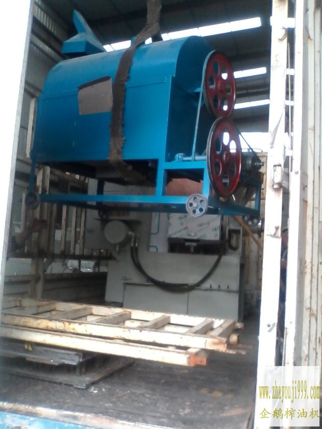 菜籽榨油機配套設(shè)備裝車現(xiàn)場