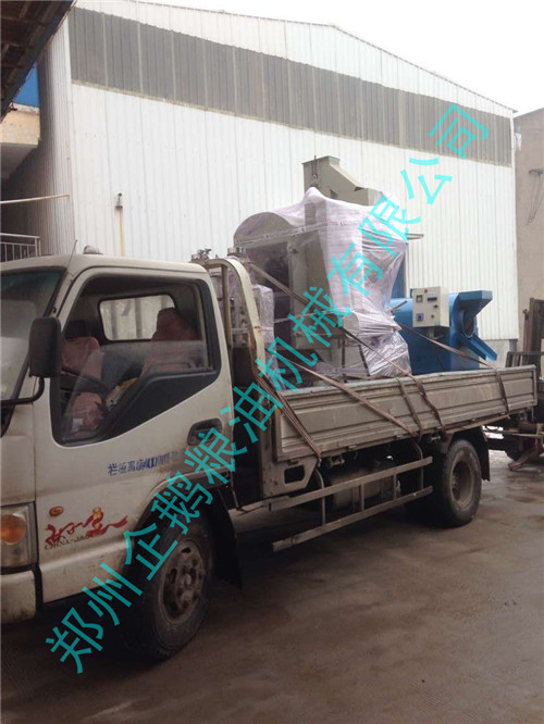 安徽蒙城客戶預(yù)定榨油機設(shè)備今發(fā)貨(圖3) 安徽蒙城客戶預(yù)定榨油機設(shè)備今發(fā)貨(圖3)